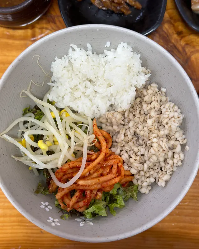 밥과 함께 비벼먹기 좋게 나오는 보리밥