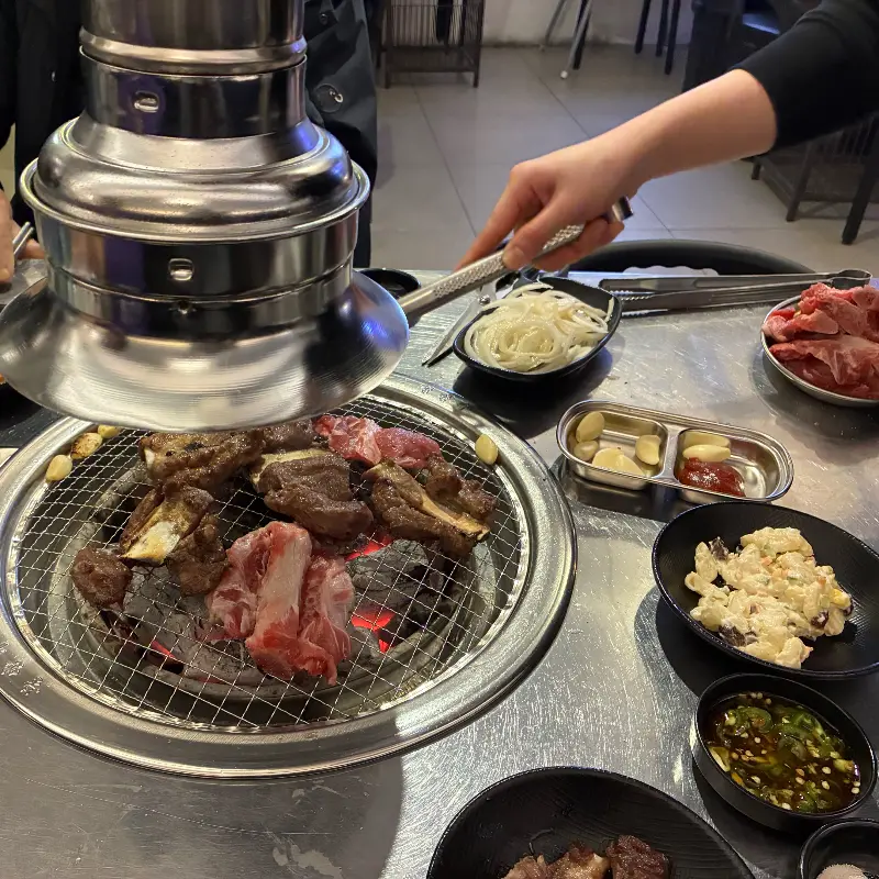 고기를 굽는 모습