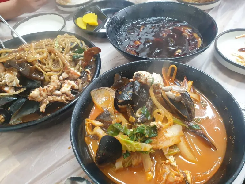 해산물이 푸짐하게 들어간 짬뽕과 짜장면