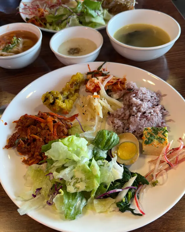 다채로운 한식 메뉴들