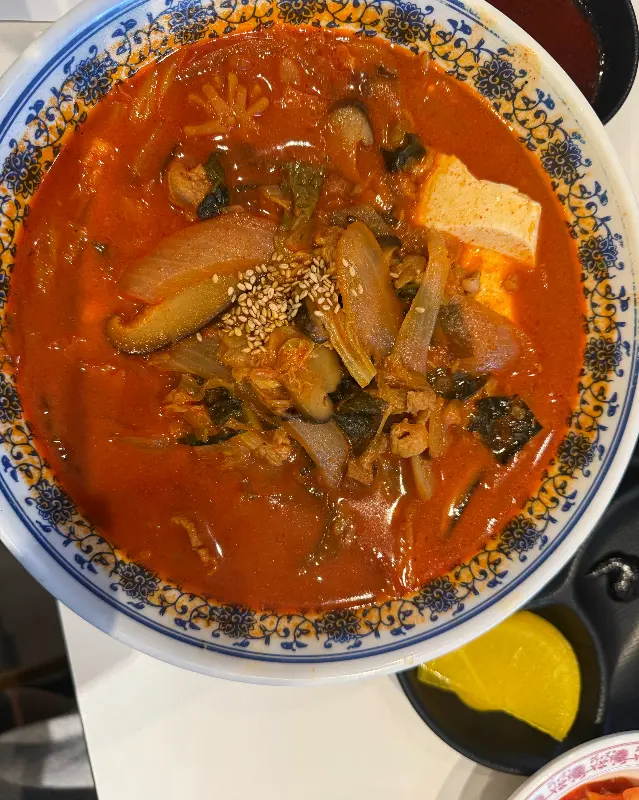 푸짐한 해산물이 가득한 완뽕의 짬뽕