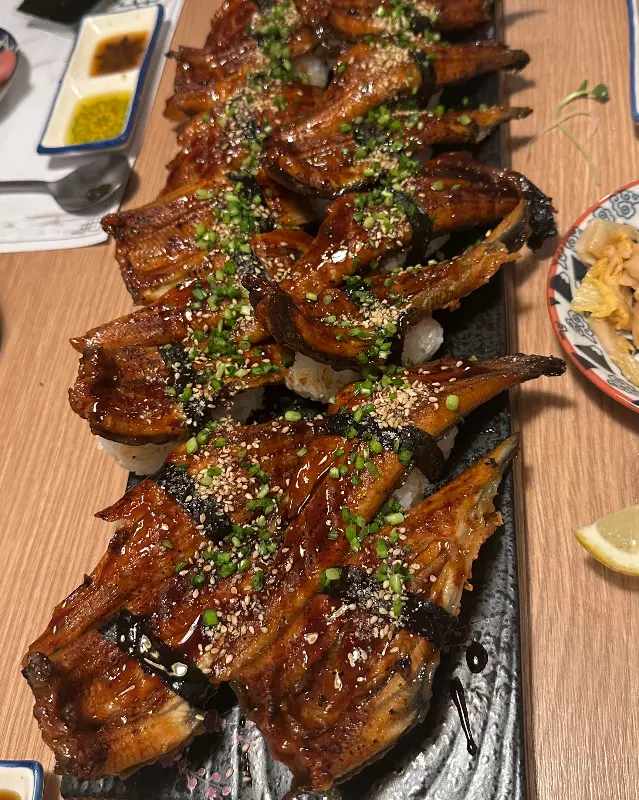 윤기가 흐르는 장어초밥