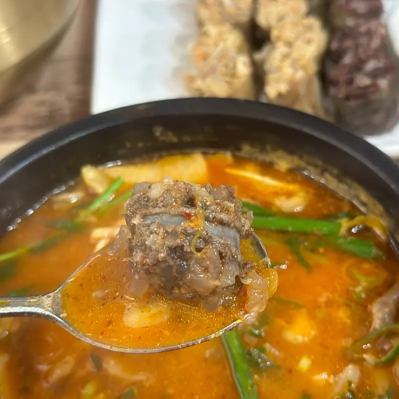 숟가락 위에 올려진 찹쌀순대