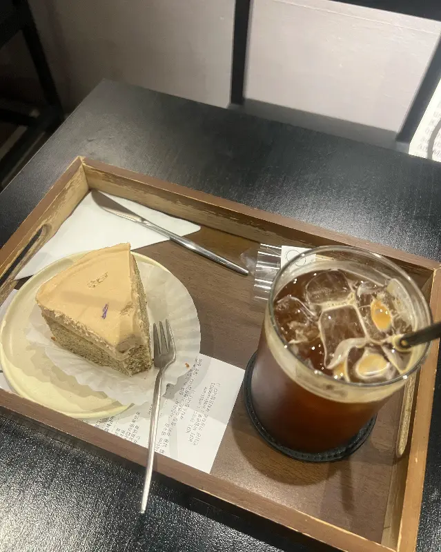 케이크와 아이스 아메리카노