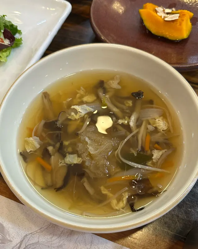 신선한 샐러드와 버섯탕