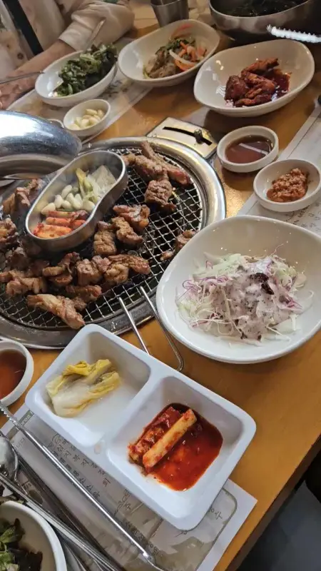 푸짐하게 차려진 한 상