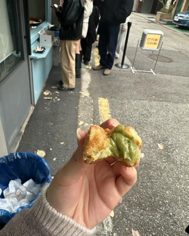 국화빵을 들고 있는 모습