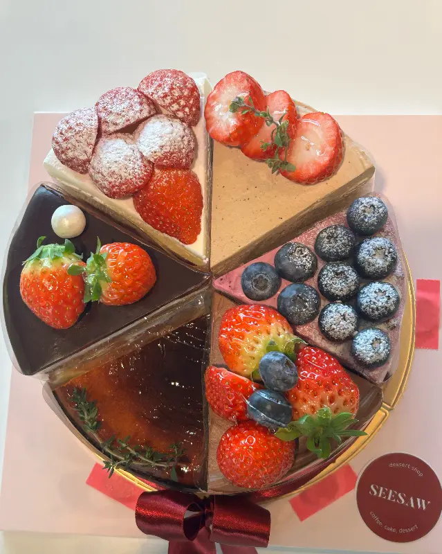 다양한 조각 케이크로 구성된 모둠 케이크