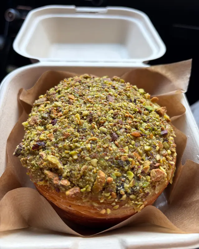 피스타치오가 듬뿍 올라간 빵