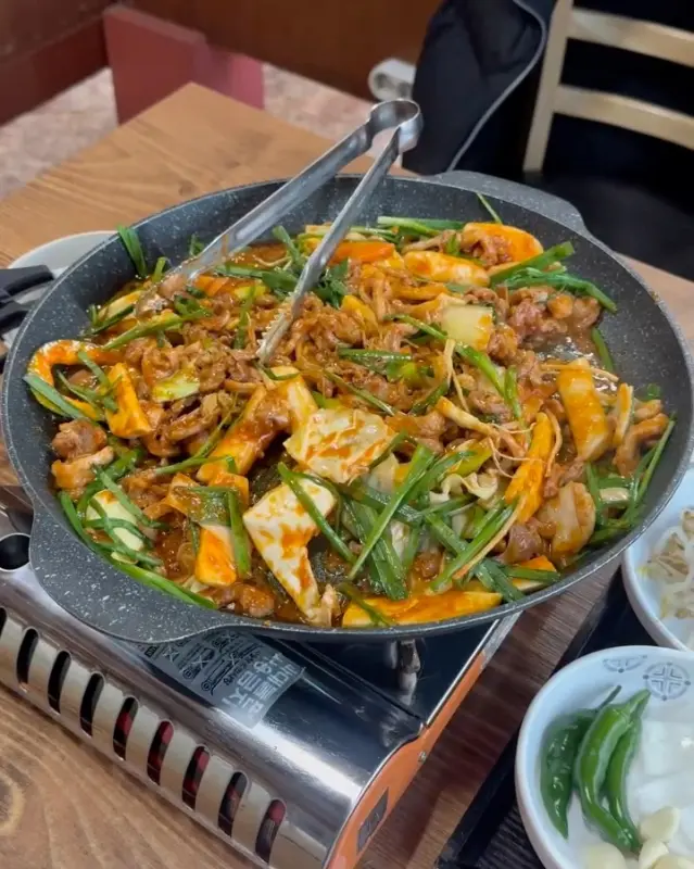 매콤달콤한 양념에 버무려진 오리불고기