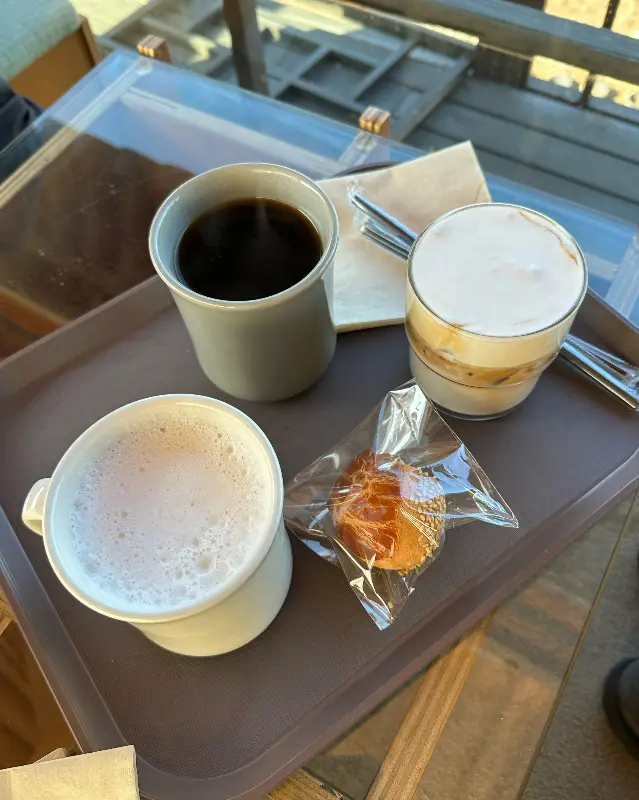 다양한 음료와 빵