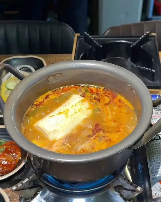 테이블 위에서 보글보글 끓고 있는 순두부 찌개