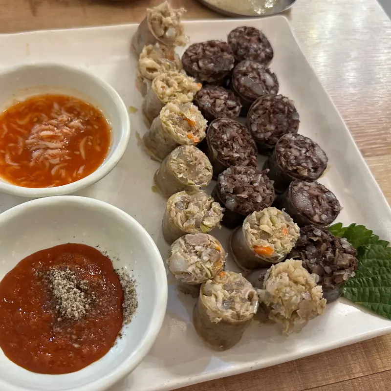 푸짐한 양의 순대국밥 한 상 차림