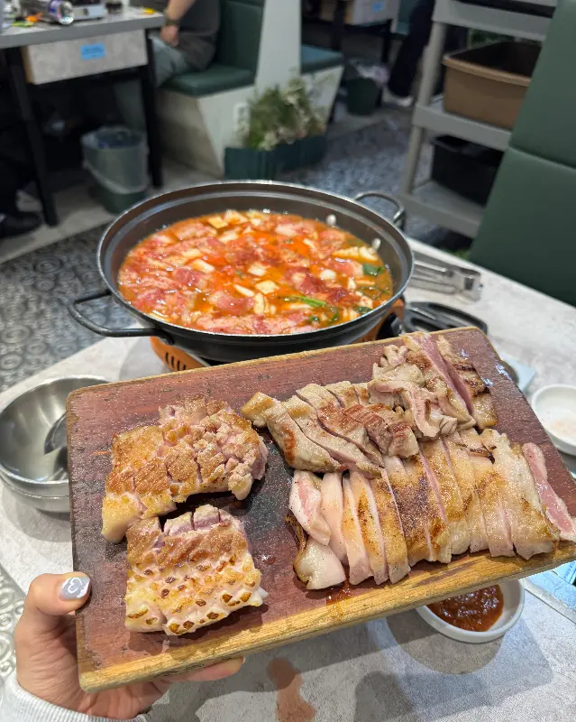 다양한 밑반찬이 준비된 셀프바