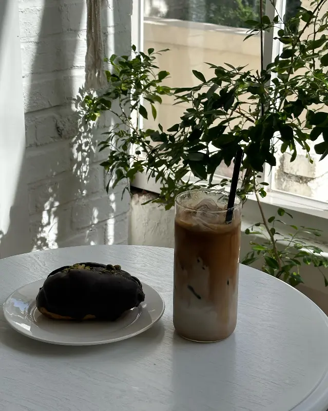 카페라떼와 초코 소금빵