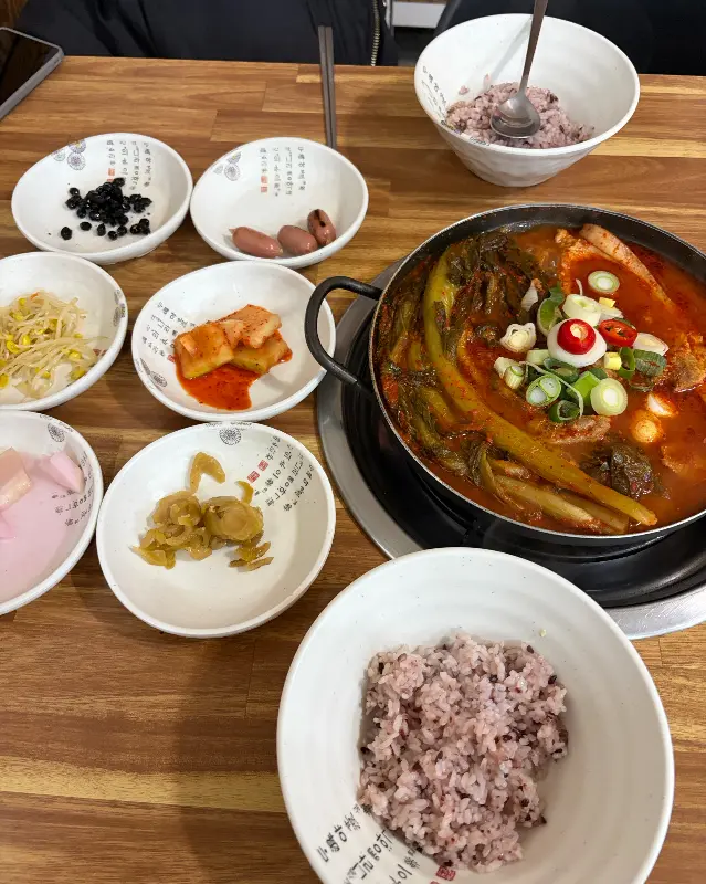 갓돈찌개와 밑반찬