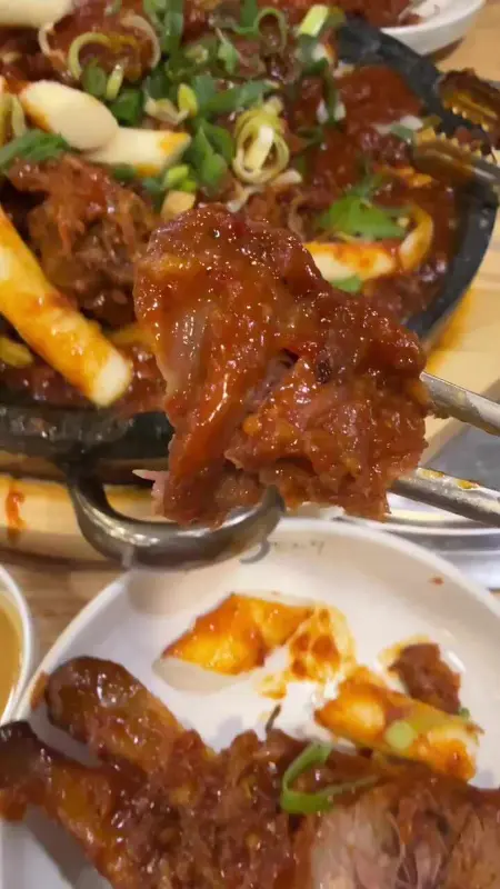 윤기가 흐르는 간장목뼈찜