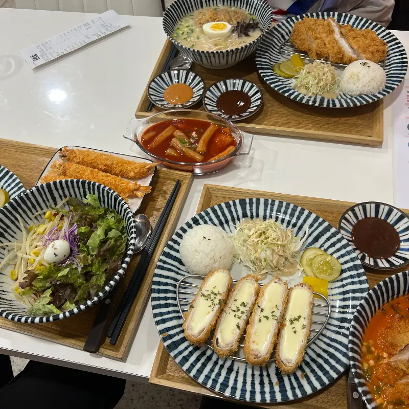 테이블 가득 차려진 음식 사진