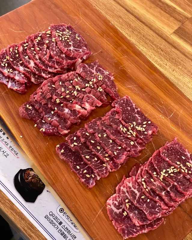 선명한 마블링이 돋보이는 육회