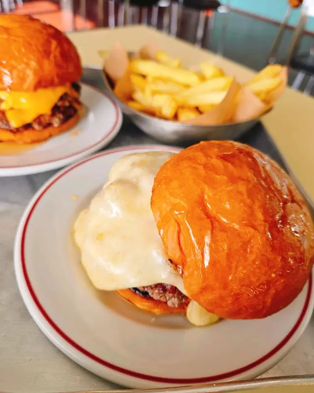 어니어니버거와 감자튀김, 맥주의 환상적인 조합