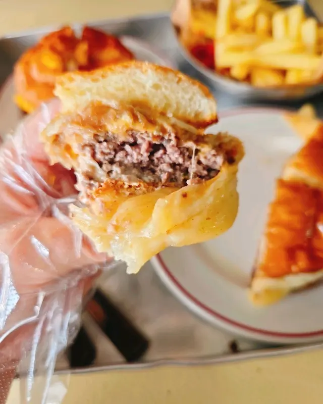 육즙 가득한 패티와 튀긴 양파의 환상적인 만남, 어니어니버거 단면