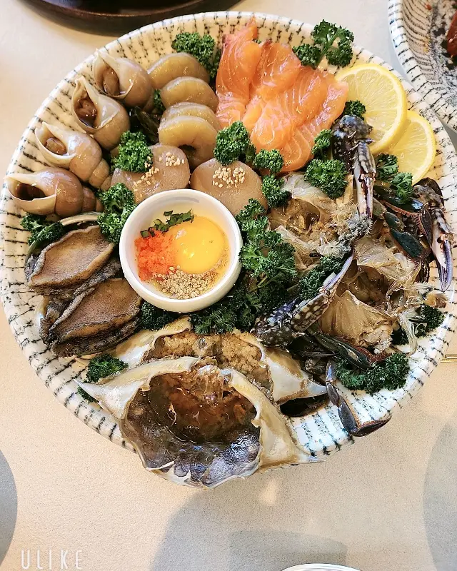 신선한 해산물이 가득 담긴 모듬 해물장