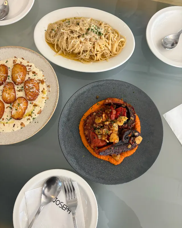 한 상 가득 차려진 음식