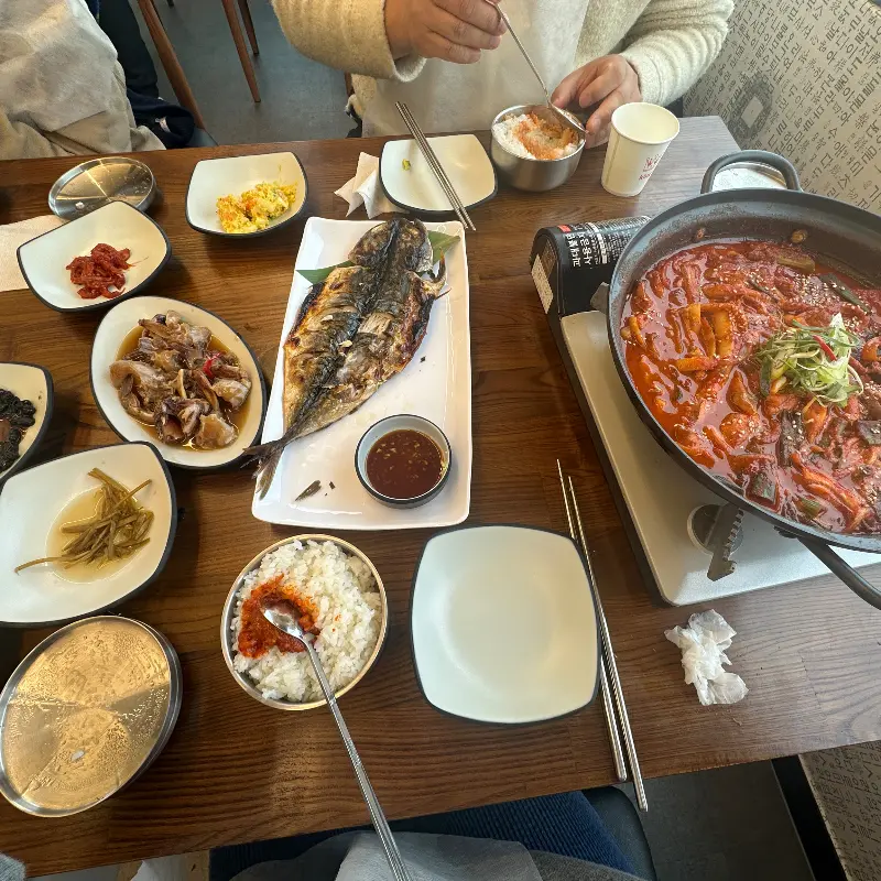 한상 가득 차려진 묵은지 고등어 쌈밥 정식