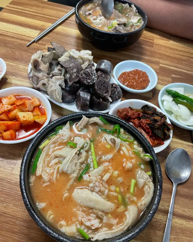푸짐한 돼지국밥 한 상과 모듬 순대