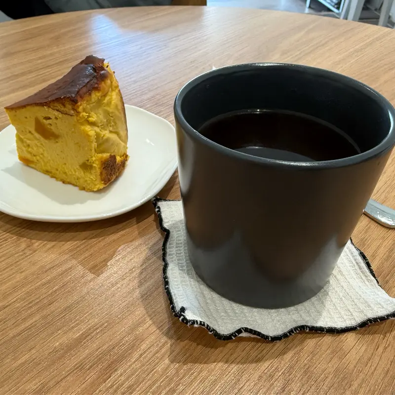 말차 바스크 치즈 케이크와 커피