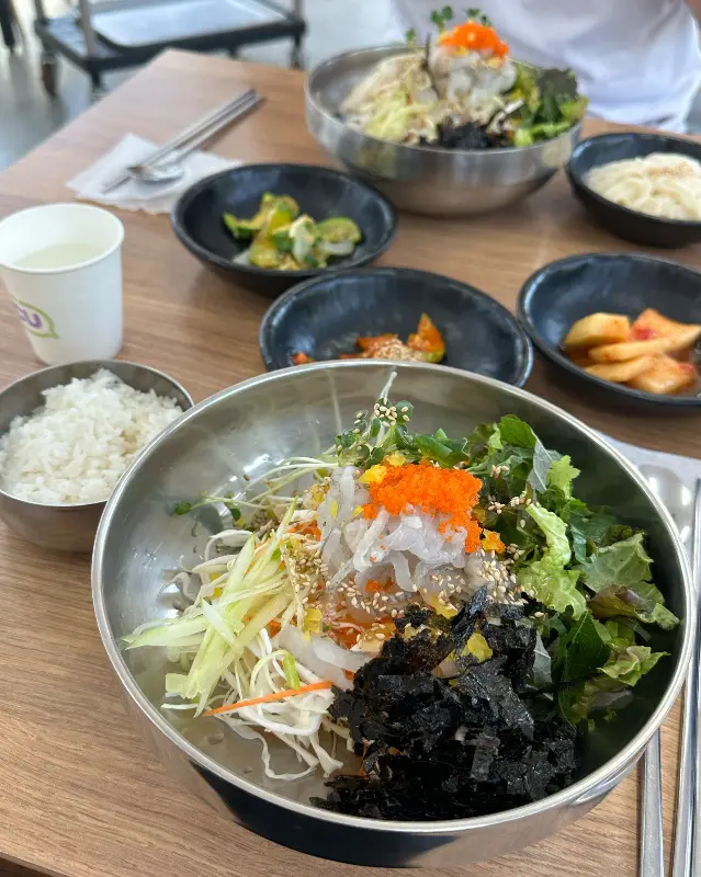 회덮밥과 물회 한상차림