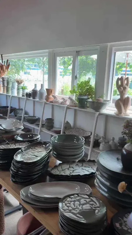 다양한 도자기 작품이 전시된 모습