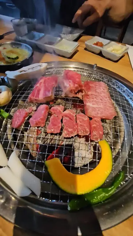 숯불에 구워진 다양한 부위의 소고기