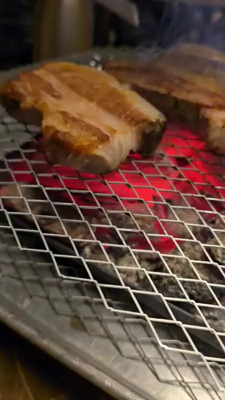 숯불 위에서 노릇하게 구워지는 삼겹살