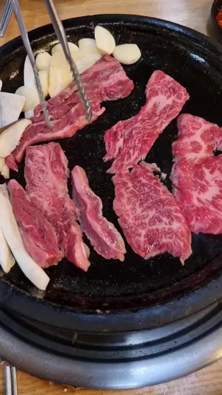 숯불 위에서 익어가는 살치살과 갈비살