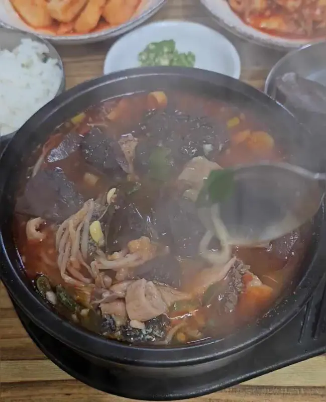 밥을 말아 먹는 한우내장탕