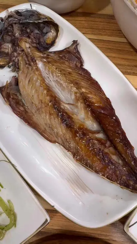 노릇하게 구워진 생선