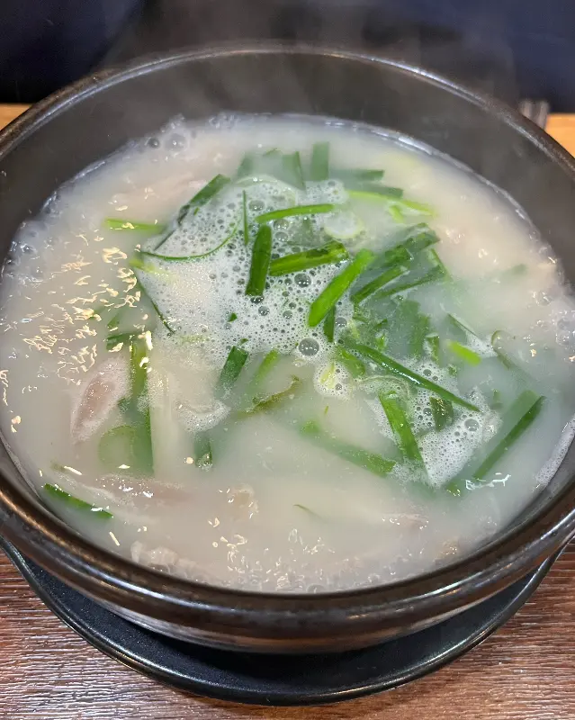 뽀얀 국물이 인상적인 돼지국밥