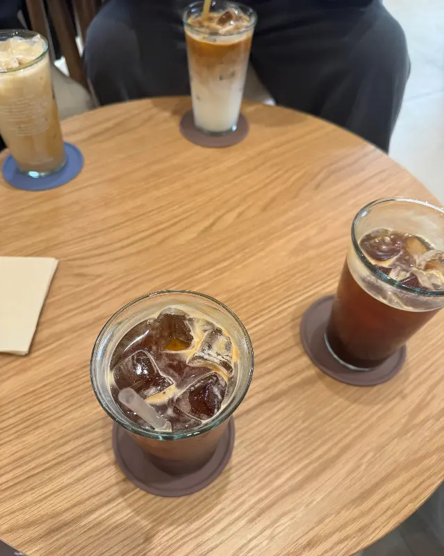 테이블 위의 음료들