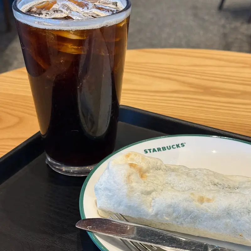 아이스 아메리카노와 샌드위치의 조화