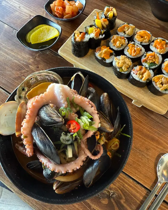 다채로운 해산물이 가득한 해산물 모듬