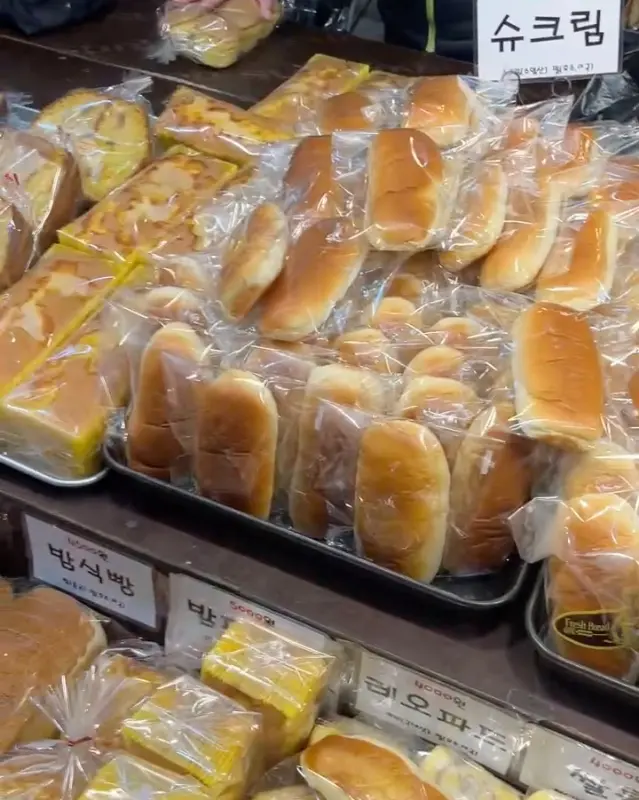 다양한 종류의 빵들이 진열된 모습