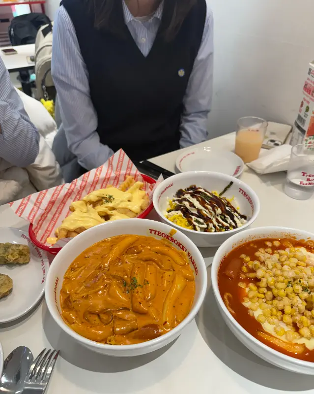 다양한 메뉴를 즐기는 사람들