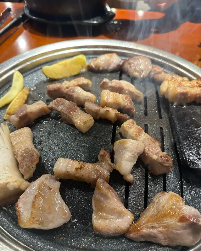 숯불 위에서 맛있게 익어가는 삼겹살