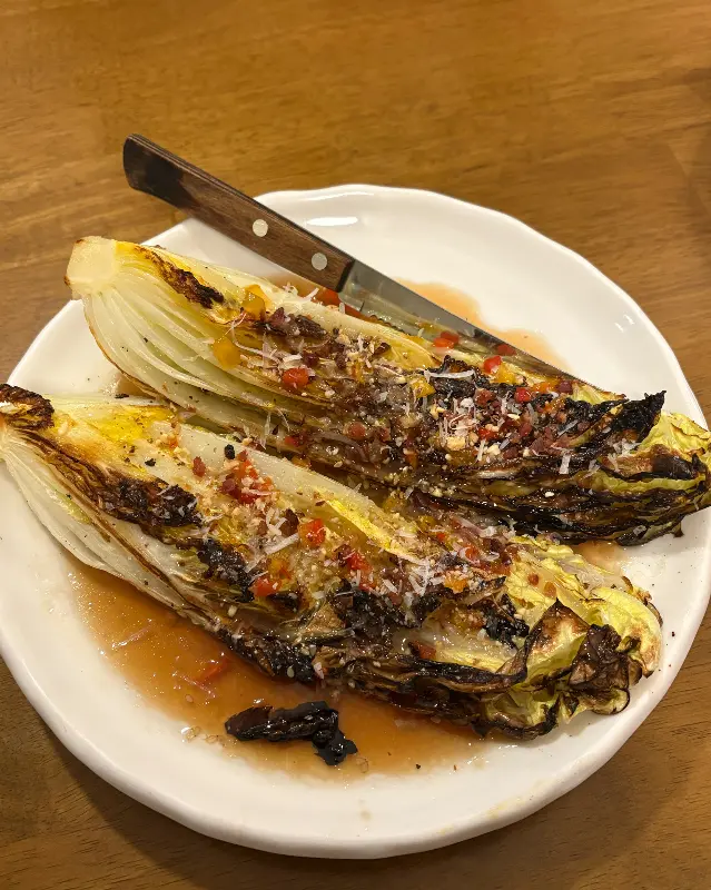 토치로 구워 풍미를 더한 알배추 샐러드