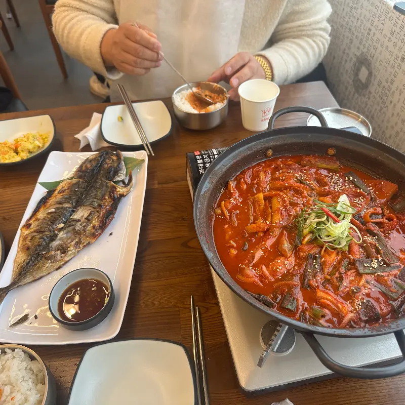 묵은지 고등어 쌈밥과 고등어 구이 한 상 차림