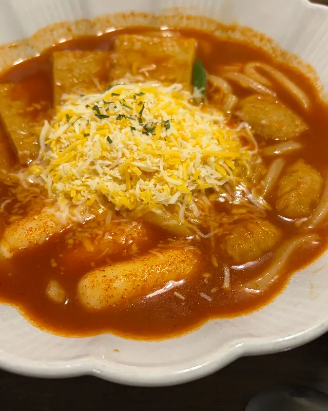 치즈가 듬뿍 올라간 로제 떡볶이 우동