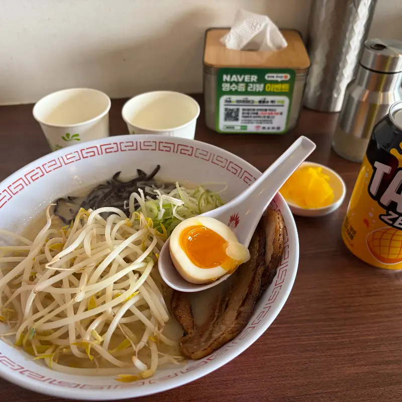 돈코츠 라멘과 곁들임 메뉴