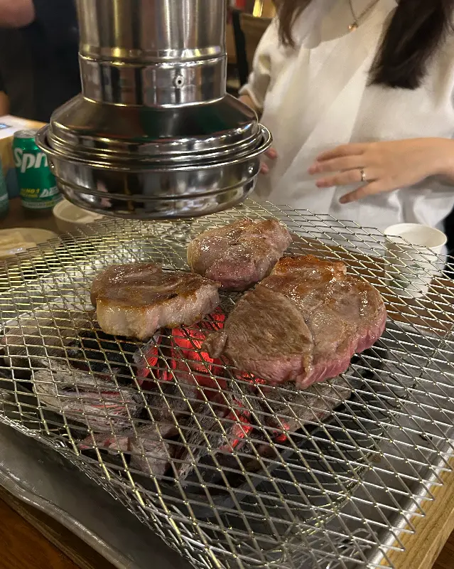 숯불 위에서 맛있게 구워지는 고기