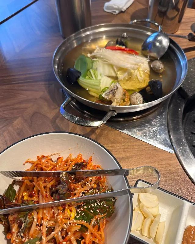 다양한 밑반찬과 레몬 에이드